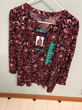 Gloria Vanderbilt Navy Long Sleeve V-Neck Top with Coral Floral Print